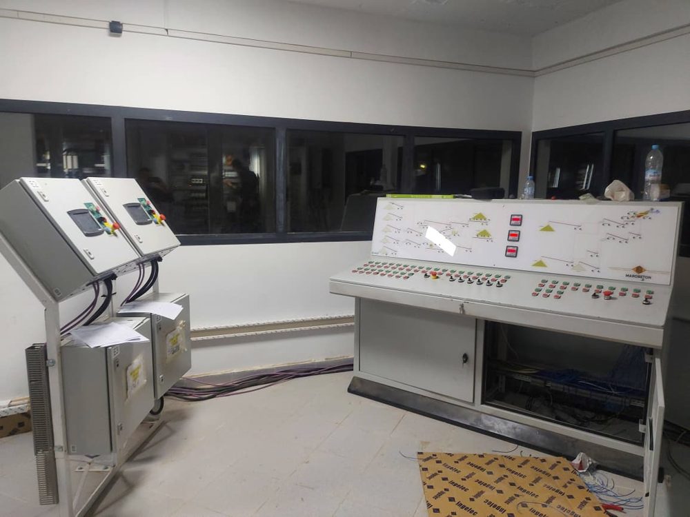 Pupitre de commande et coffrets d'automatisme d'une centrale à béton